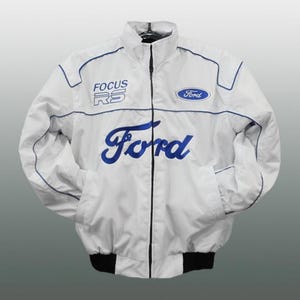 Op de afbeelding: Witte Ford Focus RS jas met blauwe details en logo's. De jas heeft een volledige ritssluiting, twee voorzakken en zwarte geribde manchetten en zoom. Het Ford-logo staat prominent op de borst.