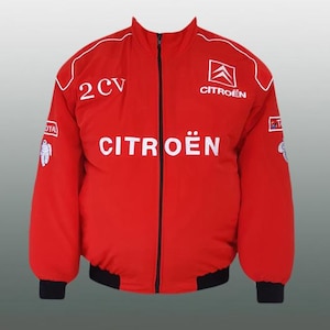 Op de afbeelding: Rode bomberjack met een zwarte rits en manchetten. De jas heeft het Citroën-logo en de tekst, het nummer "2CV" en andere logo's. Witte biezen accentueren de schouders en kraag.