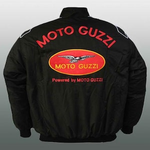 Może przedstawiać: Czarna kurtka bomberka Moto Guzzi z czerwonymi i białymi detalami. Z tyłu widnieje napis "MOTO GUZZI" w kolorze czerwonym, nad czerwoną owalną tarczą z lecącym orłem i napisem "MOTO GUZZI". Poniżej napis "Powered by MOTO GUZZI".