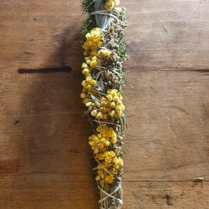 Wild herbal bundle REMEMBER: Juniper - Sage - Mugwort -Immortelle.     ∆∆Räucherbündel REMEMBER Wacholder, Salbei, Beifuß, Helichrysum