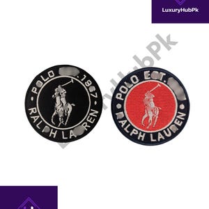 Könnte beinhalten: Zwei runde Aufnäher mit dem Ralph Lauren Polo-Logo. Einer hat einen schwarzen Hintergrund mit einem weißen Polospieler, der andere einen roten Hintergrund mit einem weißen Polospieler. Beide Aufnäher haben den Text "POLO RALPH LAUREN".