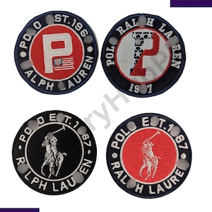 Puede incluir: Cuatro parches bordados circulares. Dos presentan un diseño "P" rojo y blanco con el texto "POLO RALPH LAUREN". Los otros dos tienen un logotipo de jugador de polo, uno sobre fondo negro y otro sobre fondo rojo, con el texto "POLO RALPH LAUREN".