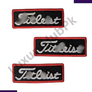 Könnte beinhalten: Drei gestickte Aufnäher mit dem Wort "Titleist" in weißer Schrift auf schwarzem Hintergrund, umrandet von einem roten Rand. Die rechteckigen Aufnäher sind wahrscheinlich für Kleidung oder Accessoires bestimmt.