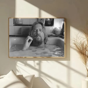 Pode incluir: Impressão emoldurada em preto e branco de um homem numa banheira, segurando um cigarro. A imagem é um plano médio, com a cabeça e os ombros do homem acima da água. O fundo inclui azulejos e acessórios de casa de banho.