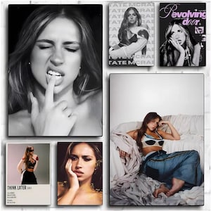 Puede incluir: Una colección de impresiones artísticas enmarcadas con Tate McRae. Las imágenes incluyen un retrato en blanco y negro, portadas de álbumes y una foto de Tate McRae en sujetador y vaqueros. Las impresiones varían en tamaño y estilo.