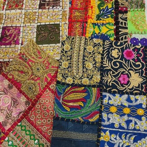 Muestras de tela de sari indio, retazos precortados bordados a mano, parches Kantha de textiles vintage, suministros para scrapbooking y álbumes de recortes.
