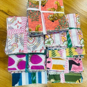 Lot de gros quartiers imprimés à la main vintage, chutes de tissu en coton bohème, échantillons de patchwork floral, pack de breloques restes prédécoupés