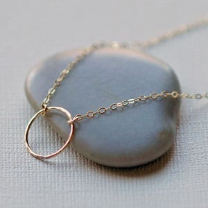 Minimalistische Kreis Kette, Karma Kette, Eternity Kreis, Alltag, Layering Kette, Freundschaft Geschenk, Brautjungfer Geschenk