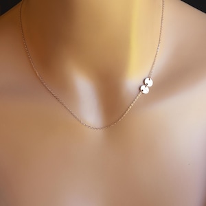 Unikalny, spersonalizowany naszyjnik, ręcznie robiony delikatny naszyjnik z inicjałem, spersonalizowany prezent dla kobiet, delikatny, ręcznie robiony wisiorek z zawieszką