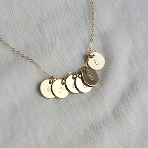 Zierliche Initial Halskette, Hand gestempelt personalisierte Anhänger Halskette, mehrere Kinder Initialen, Sterling Silber, 14k Gold Fill, Roségold