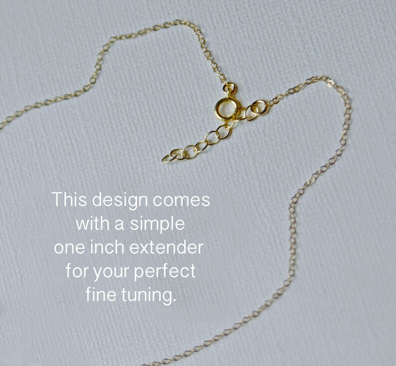 Puede incluir: Un collar de cadena de oro con un cierre de langosta y un extensor de 2,5 cm. El texto "This design comes with a simple one inch extender for your perfect fine tuning." est&aacute; escrito debajo del collar.