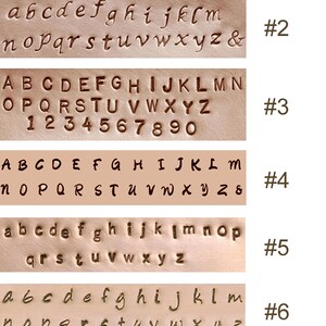 Puede incluir: Siete filas de sellos de alfabeto, cada fila con un estilo de fuente diferente. La primera fila es en letras may&uacute;sculas, la segunda fila es en letras min&uacute;sculas, la tercera fila es en letras may&uacute;sculas y n&uacute;meros, la cuarta fila es en letras may&uacute;sculas y una ampersand, la quinta fila es en letras min&uacute;sculas, la sexta fila es en letras min&uacute;sculas y la s&eacute;ptima fila es en letras may&uacute;sculas.