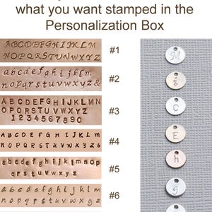 Puede incluir: Una gu&iacute;a de selecci&oacute;n de fuentes con siete filas numeradas de letras y n&uacute;meros estampados, junto a una columna vertical de siete dijes met&aacute;licos circulares, cada uno grabado con una letra. Texto: Leave your Font choice and what you want stamped in the Personalization Box.