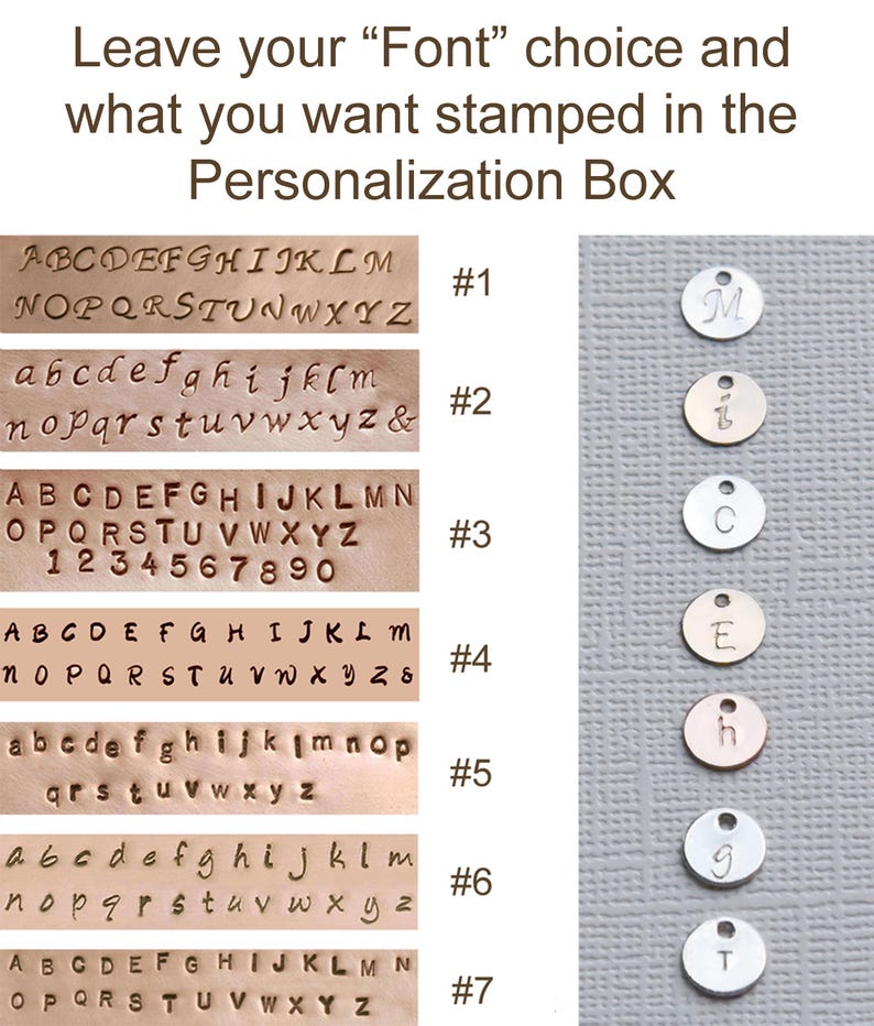 Puede incluir: Una gu&iacute;a de selecci&oacute;n de fuentes con siete filas numeradas de letras y n&uacute;meros estampados, junto a una columna vertical de siete dijes met&aacute;licos circulares, cada uno grabado con una letra. Texto: Leave your Font choice and what you want stamped in the Personalization Box.