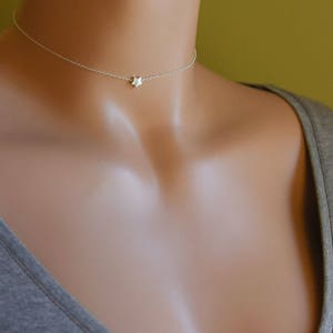 Puede incluir: Un delicado collar de cadena de plata con un peque&ntilde;o colgante de estrella.