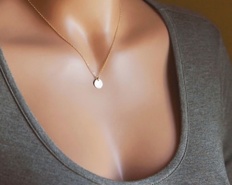 Collar de disco delicado, colgante de moneda grabado a mano, etiqueta con inicial en plata de ley, chapado en oro de 14k, oro rosa de CVennell