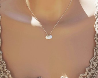 Collar con colgante pequeño y delicado con inicial, personalizado en oro laminado de 14k, plata de ley y oro rosa de CVennell.