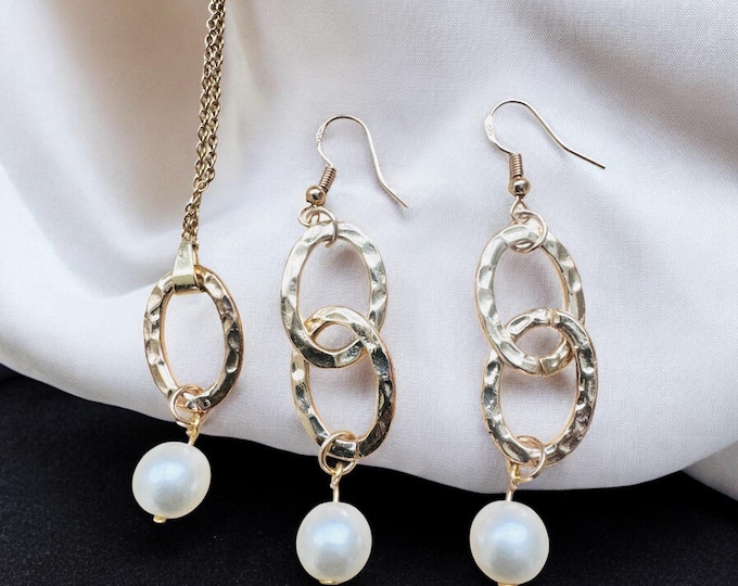 Sophisticated Gold Chain & Pearl Duo
