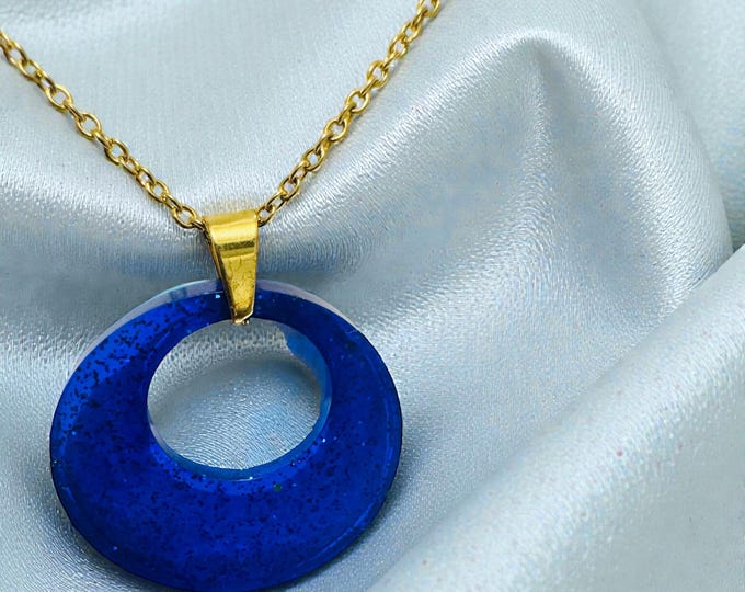 Classy Circle Resin Necklace with Gold Chain
