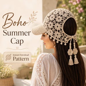 Op de afbeelding: Een beige gehaakte pet met een bloemenpatroon, een stevige klep en een opening aan de achterkant met een strik. De pet is versierd met kleine hangende pompons en twee lange decoratieve kwastjes met bloemaccenten. Tekst: Boho Summer Cap Instant Download Pattern.