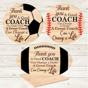 Könnte beinhalten: Holzschilder mit Sportball-Designs: Fußball, Baseball und American Football. Jedes Schild trägt den Text "Thank you A Good COACH Can Change a Game A Great Coach Can Change a Life" in Schwarz und Braun.
