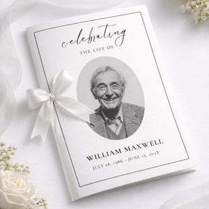 Pode incluir: Um programa memorial branco com o texto "Celebrating the Life Of" e uma fotografia de William Maxwell. O programa é amarrado com uma fita branca. As datas de nascimento e óbito são listadas.