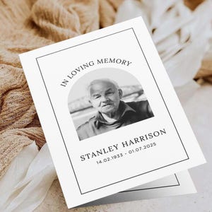 Peut inclure: Une carte de deuil blanche avec une bordure et du texte noirs. La carte indique "IN LOVING MEMORY" au-dessus d'une photo en noir et blanc d'un homme âgé. Le nom "STANLEY HARRISON" et les dates 14.02.1933 - 01.07.2025 sont en dessous.