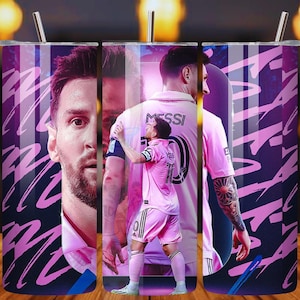 Puede incluir: Un vaso de acero inoxidable con un diseño vibrante que presenta a un jugador de fútbol. El diseño incluye un esquema de color rosa y púrpura con formas abstractas y el nombre del jugador en la camiseta.