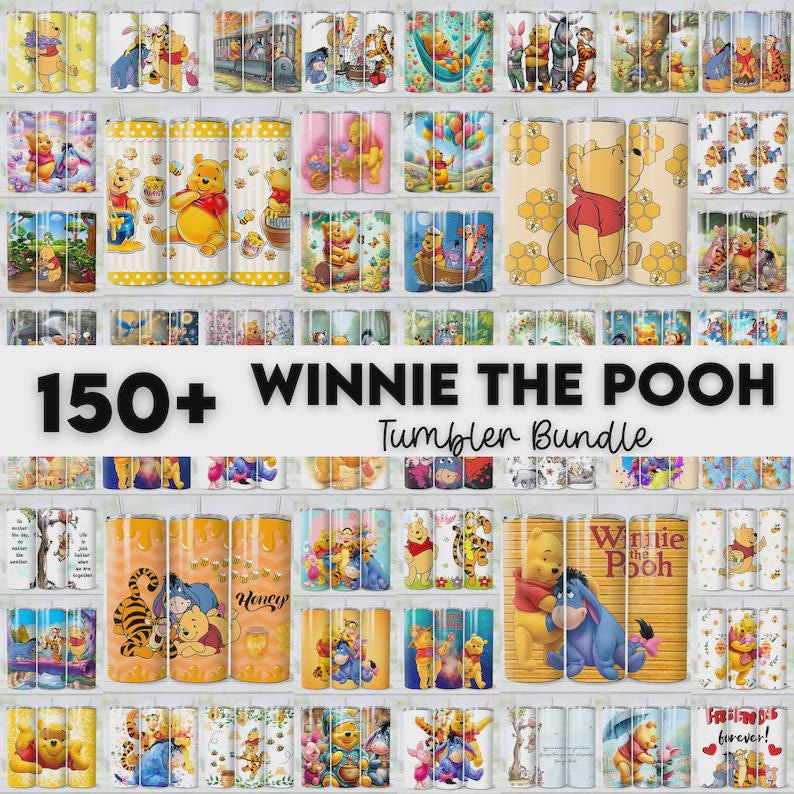Op de afbeelding: Een verzameling Winnie de Poeh-thema bekers, met verschillende ontwerpen met personages als Poeh, Knorretje en Iejoor. De afbeelding bevat de tekst "150+ Winnie the Pooh Tumbler Bundle". De bekers zijn in verschillende kleuren en patronen.