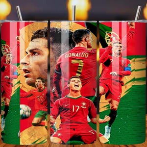 Puede incluir: Un vaso de acero inoxidable con un diseño que presenta a un futbolista con uniforme rojo. El diseño incluye el nombre y el número del jugador, sobre un fondo de la bandera portuguesa. Con pajita plateada.