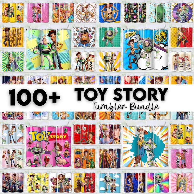 Op de afbeelding: Een verzameling van meer dan 100 Toy Story-tumblers. De tumblers tonen verschillende personages en sc&egrave;nes uit de animatiefilmserie. De tekst "100+ Toy Story Tumbler Bundle" staat in het midden van de afbeelding.
