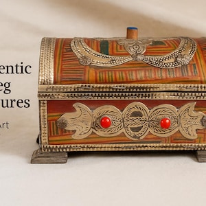 Coffret touareg artisanal en bois et métal gravé – Boîte à bijoux ethnique avec pierres rouges – Décoration berbère du désert