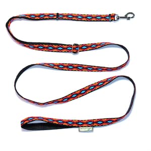 Könnte beinhalten: Eine schwarze Hundeleine mit einem farbenfrohen geometrischen Muster in Rot, Orange und Blau. Die Leine hat einen Metallverschluss und einen Griff. Der Markenname "WILL&GO" ist auf einem kleinen Etikett in der Nähe des Griffs zu sehen.