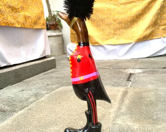 Pato de madeira feito à mão em traje de marinheiro listrado – Decoração náutica para casa