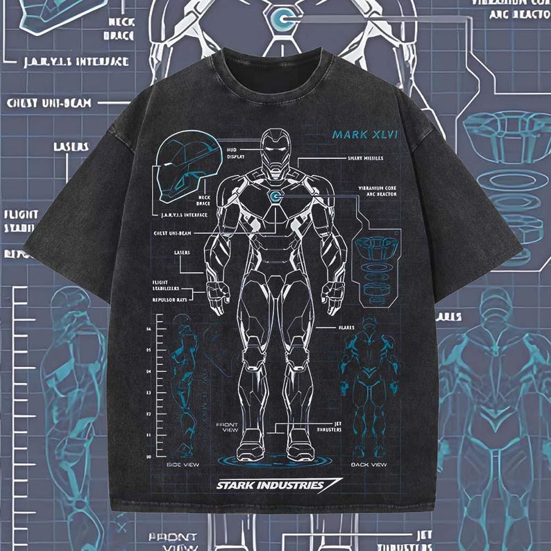 K&ouml;nnte beinhalten: Dunkelgraues T-Shirt mit einem schematischen Design der Iron Man Mark XLVI-R&uuml;stung. Das Design umfasst technische Diagramme, Beschriftungen und das Stark Industries-Logo. Das T-Shirt hat einen Rundhalsausschnitt und kurze &Auml;rmel.