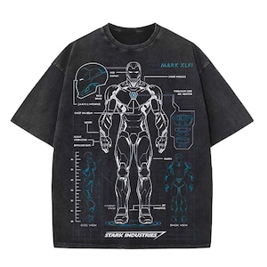 K&ouml;nnte beinhalten: Dunkelgraues T-Shirt mit einem Schema der Iron Man Mark XLVI-R&uuml;stung. Das Design umfasst detaillierte Illustrationen des Helms, der Brust und anderer Komponenten, mit Beschriftungen wie "JARVIS Interface" und "Arc Reactor". Das Shirt hat das "Stark Industries"-Logo.