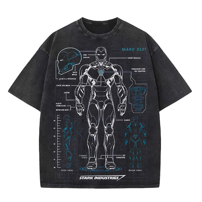 K&ouml;nnte beinhalten: Dunkelgraues T-Shirt mit einem Schema der Iron Man Mark XLVI-R&uuml;stung. Das Design umfasst detaillierte Illustrationen des Helms, der Brust und anderer Komponenten, mit Beschriftungen wie "JARVIS Interface" und "Arc Reactor". Das Shirt hat das "Stark Industries"-Logo.