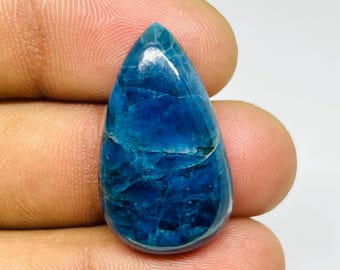 Gema rara de apatita em cabochão: cristal vibrante azul-esverdeado, 27 quilates.