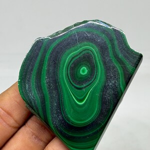 Rebanada de malaquita de calidad Gorges pulida, peso 327 quilates, tamaño 67 x 54 x 5 mm