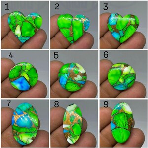 Puede incluir: Una colección de nueve piedras preciosas pulidas en formas de corazón, redondas y ovaladas. Cada piedra presenta un patrón de mosaico vibrante de segmentos verde brillante y azul, separados por finas vetas de color cobre metálico.