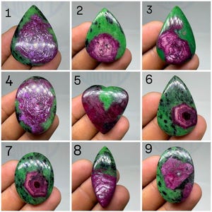 Puede incluir: Una colección de nueve piedras preciosas pulidas de rubí en zoisita, numeradas del uno al nueve. Estos cabujones presentan inclusiones de rubí magenta vibrante en una matriz de zoisita verde y negra moteada, con diversas formas.