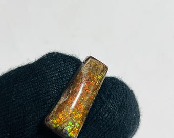 虹色に輝くアンモライトのカボション：ジュエリー製作のための化石宝石