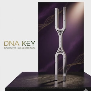 Może przedstawiać: Srebrne narzędzie do harmonizacji DNA Key. Narzędzie ma kształt kamertonu z geometrycznymi wzorami. Widoczny jest tekst "DNA KEY" oraz "512 / 432 Hz - RESONANCE TOOL". Tło to gradient fioletu i złota.