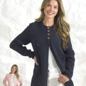 Op de afbeelding: Een marineblauw vest met houten knopen, lange mouwen en een textuurgebreid patroon. Het vest is aan de voorkant open en wordt gedragen over een witte top en een witte broek. Het woord "Wendy" staat in de linkerbovenhoek.