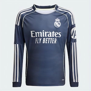 Puede incluir: Camiseta de fútbol de manga larga azul marino con rayas blancas en las mangas y los hombros. La camiseta presenta el texto "Emirates FLY BETTER" en blanco, junto con un escudo y un logotipo del equipo.