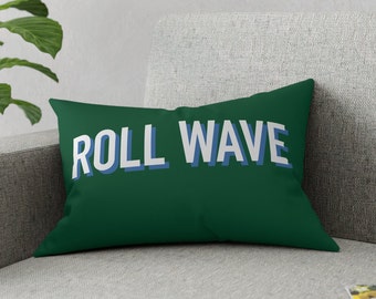 Puede incluir: Una almohada verde con el texto "ROLL WAVE" en letras blancas y azules.