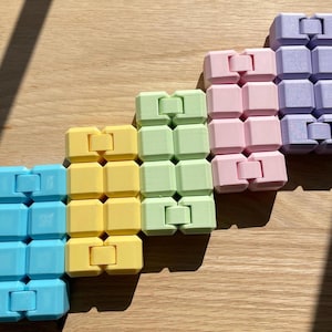 Silent infinity cube fidget perfect for work, study,or travel.Stress relief desk toy for focus.