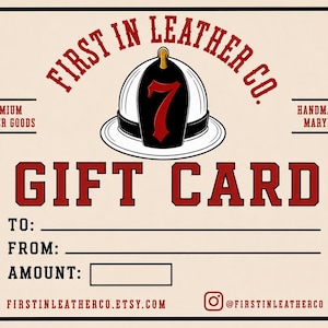 Può includere: Una carta regalo rettangolare con sfondo color crema e bordo nero. Presenta un grafico di un casco da vigile del fuoco rosso e nero con il numero 7, il testo FIRST IN LEATHER CO., GIFT CARD, TO:, FROM:, AMOUNT: e i profili social.