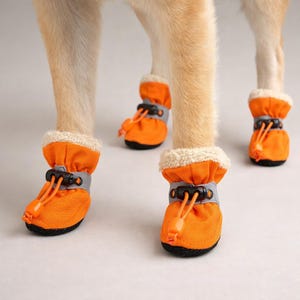 Puede incluir: Un letrero de madera rústica con el texto "Welcome to our home" en letras blancas. El letrero presenta un acabado envejecido y un diseño sencillo y acogedor.