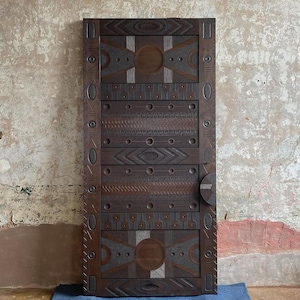 Handgeschnitzte Tür aus massivem Nussbaum - Geometrisches & Tribal Design